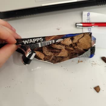 BİM'de Satın Alınan Çikolata Küflü Ve Ezilmiş: Sağlık Riski