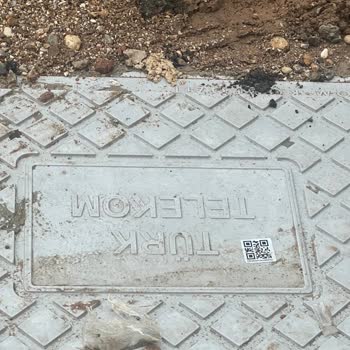 Türk Telekomun Kaldırmadığı Kutu Ve Kablo Artıkları Mahallede Tehlike Ve Görüntü Kirliliği