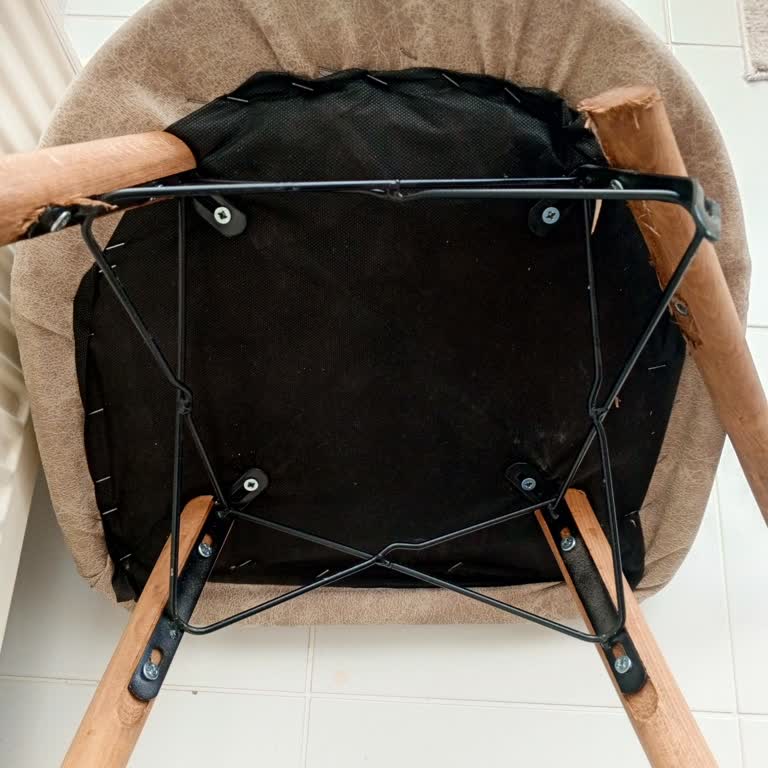 Kırılan Ve Deforme Sandalyeler İçin Servis Gelmedi, Mağduriyet Çözülmedi