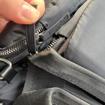 Lumberjack Çantasında İlk Ayda Üretim Hatası: İpler Çıkıyor Ve Yüzey Soyuluyor