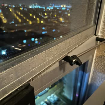 Albert Genau Isı Köprüsü Oluşturan Cam Balkon Sisteminde Yoğun Terleme Ve Su Birikmesi