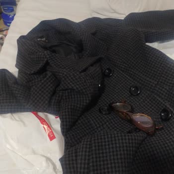 Dolap Yanıltıcı Renk Ve Küfürlü Satıcı Davranışı