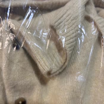 Hijyen İhlali Ve Şeffaf Açıklama Eksikliği H&M Ürünü Saç Kılı İçeriyor