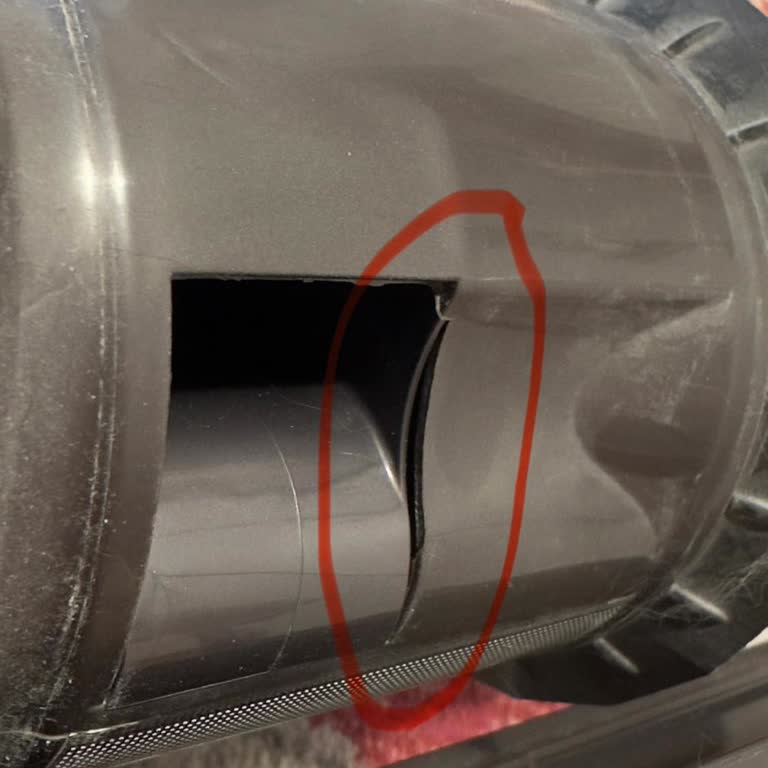 Dyson V10 Bakım Sonrası İç Hazne Kırıldı, Müşteri Hizmetleri Çelişkili Açıklamalar Sunuyor