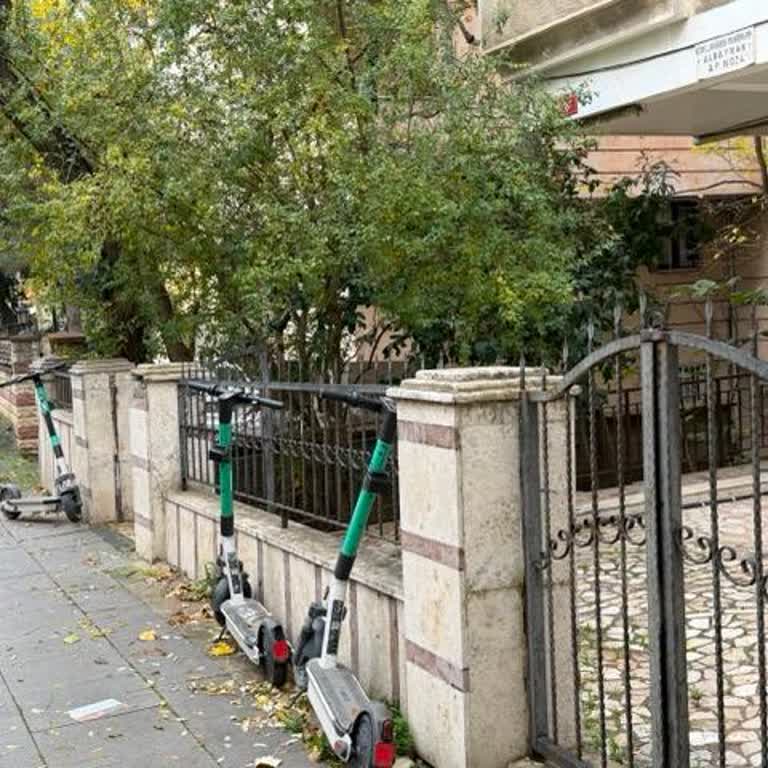 Kaldırımda Park Eden Martı Scooterlar Apartman Girişini Engelliyor