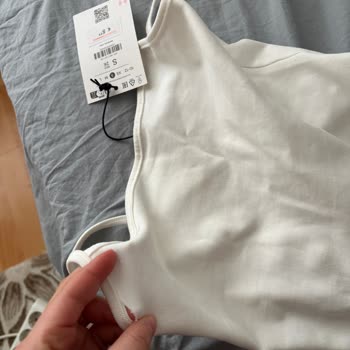 Bershka'dan Aldığım Askılı Bluzda Yırtık Ve Lekeler: Kalite Kontrol Eksikliği