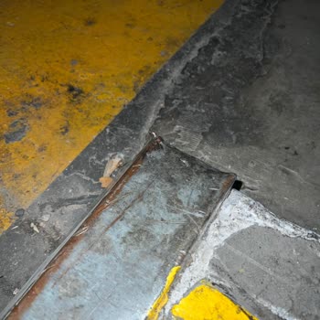 Forum İstanbul AVM Otoparkındaki Güvenlik İhmali Aracımın Lastiğini Patlattı