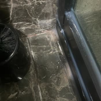 Dizayn Grup Duşakabin Montajı ve Silikon Uygulamasında Sürekli Su Sızdırması