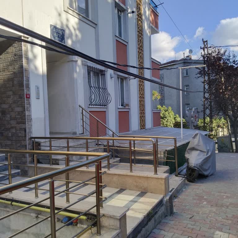 Mahalledeki Aydınlatma Direği Kablolarının Düşük Konumda Olması Güvenlik Riskine Yol Açıyor