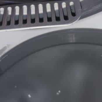 A101 Kiwi Pet Otomatik Kedi Tuvaleti Onarım Sürecindeki Özensiz Ve Tamir Edilemez Durum