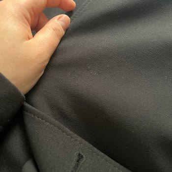 Alvina Mağazasının Yüksek Fiyatlı Trençkotunda Hızlı Tüylenme Ve Çözüm Eksikliği