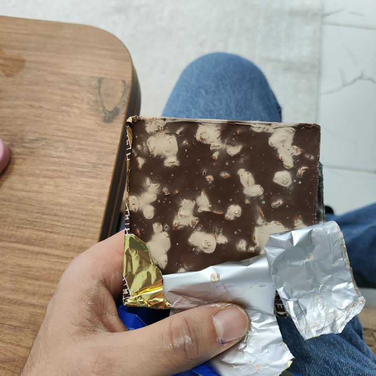 Bozulmuş Ülker Kare Fındıklı Çikolata Ve Sağlık Endişesi