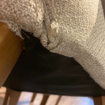 Kurulum Ekibi Falçata İle Keserek Ücretli Enza Sandalyelerine Zarar Verdi