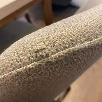 Kurulum Ekibi Falçata İle Keserek Ücretli Enza Sandalyelerine Zarar Verdi