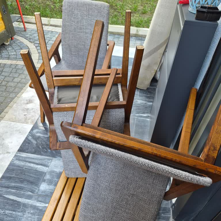 Kırılan Sandalyeler Uzun Süre Teslim Edilmedi Misafirler İçin Mağduriyet