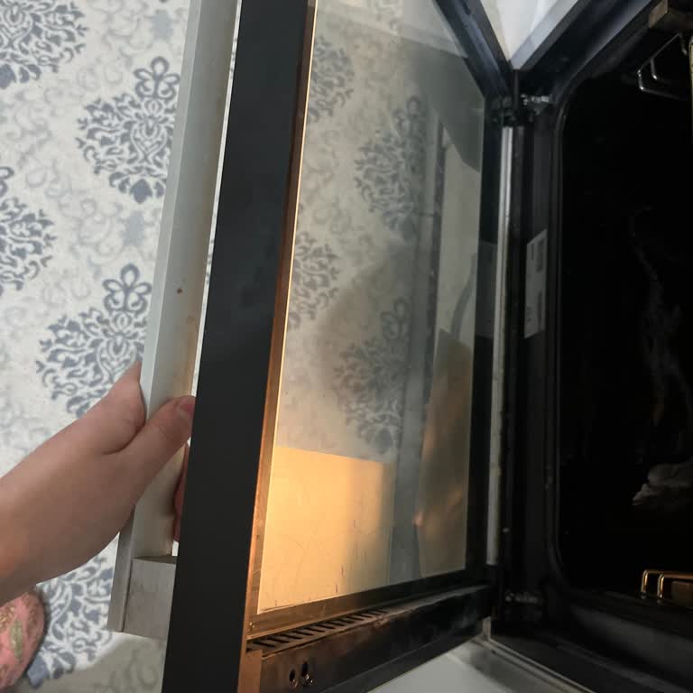 Simfer Ankastre Fırının İç Camı Aniden Patlayıp Kırıldı Ve Güvenlik Riski Yaratıyor