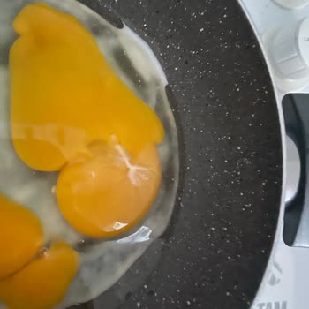 Örnek Market Satışta Bozulmuş Yumurta, Yoğun Koku Ve Siyahlaşan Zar, Sağlık Ve Hijyen Endişesi