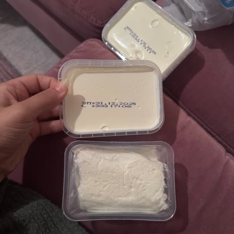 Kaymak Üzerinde Tarih Basımı Gıda Güvenliği Tehlikesi