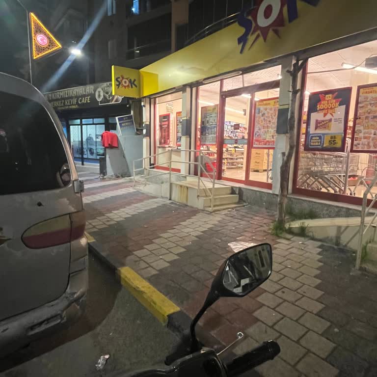 Kapanış Saatine Yakın Müşterinin İçeri Alınmaması Ve Çalışanın Saygısız Davranışı