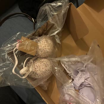 Kargo Hatası: Siparişimdeki Sütyen Poşetleri Yırtıktı