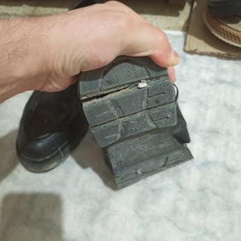 Deri Yüksek Taban Ayakkabıda Üç Ayda Taban Ayrılması Ve İlgisiz Müşteri Desteği