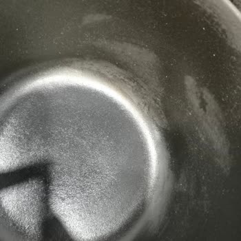 Lava Döküm Tencerelerde Kısa Sürede Beyaz Lekeler Ve Yapışma Sorunu