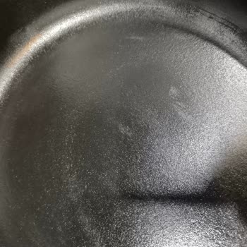 Lava Döküm Tencerelerde Kısa Sürede Beyaz Lekeler Ve Yapışma Sorunu