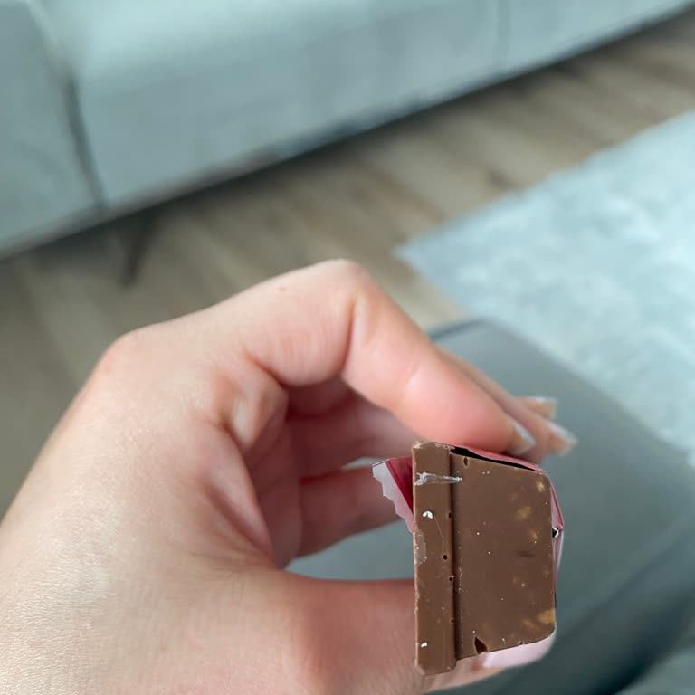Nestlé Kitkat Chunky Hazelnut Ürününün Üzerinde Beyaz Yapıştırıcı Ve Üretim Hatası