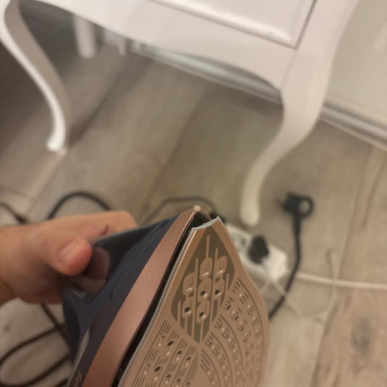 Philips 8000 Serisi Ütüde Kısa Sürede Taban Ucu Kırılması