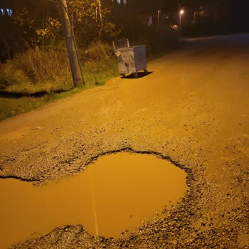 Çamurlu Ve Çukur Sokaklar: Acil Yol Ve Kaldırım Onarımı Gerekiyor