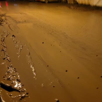 Çamurlu Ve Çukur Sokaklar: Acil Yol Ve Kaldırım Onarımı Gerekiyor
