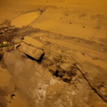 Çamurlu Ve Çukur Sokaklar: Acil Yol Ve Kaldırım Onarımı Gerekiyor