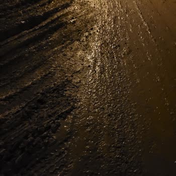 Çamurlu Ve Çukur Sokaklar: Acil Yol Ve Kaldırım Onarımı Gerekiyor