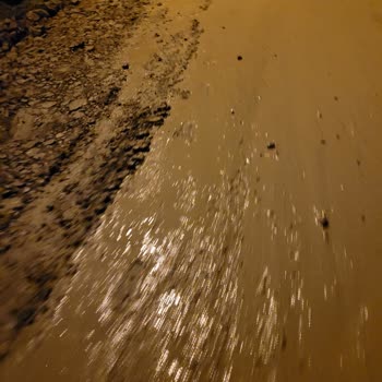 Çamurlu Ve Çukur Sokaklar: Acil Yol Ve Kaldırım Onarımı Gerekiyor