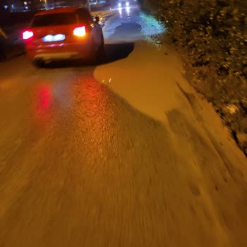 Çamurlu Ve Çukur Sokaklar: Acil Yol Ve Kaldırım Onarımı Gerekiyor