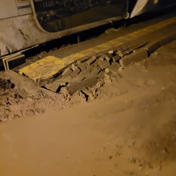 Çamurlu Ve Çukur Sokaklar: Acil Yol Ve Kaldırım Onarımı Gerekiyor