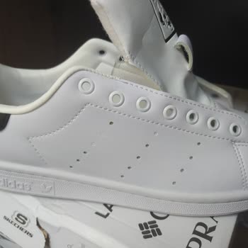 Satıcıdan Cevap Yok, Kusurlu Ayakkabılarda Boya Lekesi Ve Gevşek Dikiş