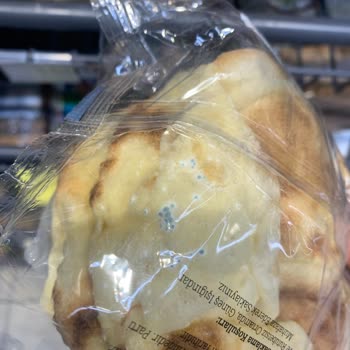 Carrefour Hilltown Mağazasında Hijyen Sorunu: Sürekli Küflü Ekmek Ürünleri