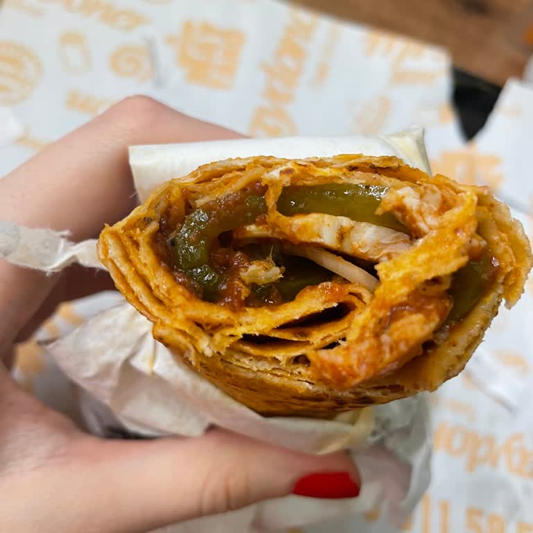 Maydanoz Döner Şubesinde Soğuk Tavuk Döner Ve Balçık Sosu