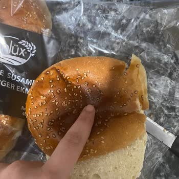 BİM Gurme Susamlı Hamburger Ekmeği İç Kısmı Boş