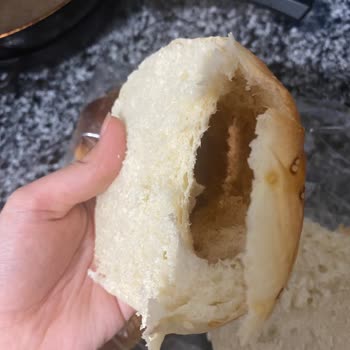 BİM Gurme Susamlı Hamburger Ekmeği İç Kısmı Boş