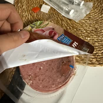 Son Kullanma Tarihi Geçmemiş Salamda Bozuk Koku Ve Renk Değişikliği