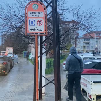 Yağmurda Islanan Yolcular İçin Üstü Kapalı Durak İsteği