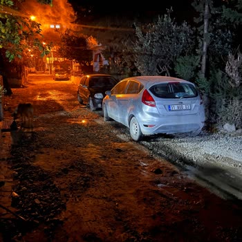 Kanalizasyon Çalışması Sonrası Yol Çamurlu, Patlayan Su Borusu Ve Elektriksiz Gün