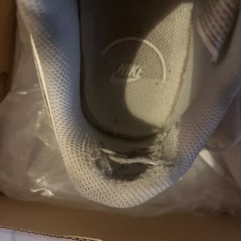 Nike Ayakkabısının Üretim Hatası Nedeniyle Değişim Talebi Ve Boyner'den Açıklama İsteği