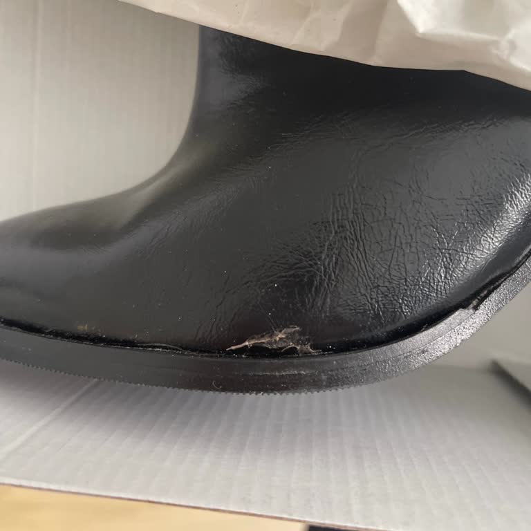 Tarzkız Gönderdikleri Çizme Defolu Çıktı!