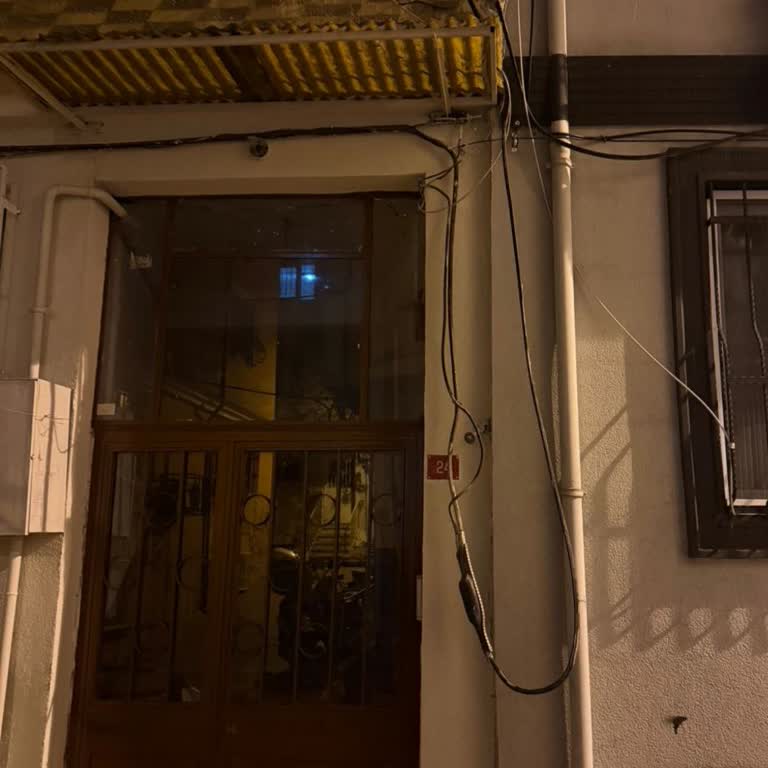 10 Gün Boyunca Sarkan Kablo Çocukları Tehlikeye Atıyor, Türk Telekom Yanıt Vermiyor