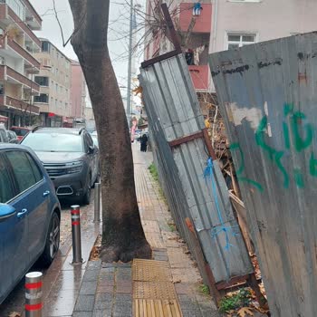 Güngören’de Pazar Tahtaları Kaldırımı Daraltıyor, Engelliler, Bebek Arabaları Ve Yaşlılar Tehlikede