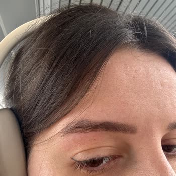 Kalıcı Makyajda Asimetrik Kaş Ve Renk Almayan Dudak, Profesyonellik Eksikliği