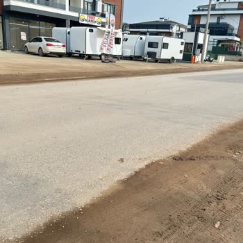 Ortak Alan Karavanları Nedeniyle Dükkan Görünürlüğünün Engellenmesi Ve Trafik Tehlikesi